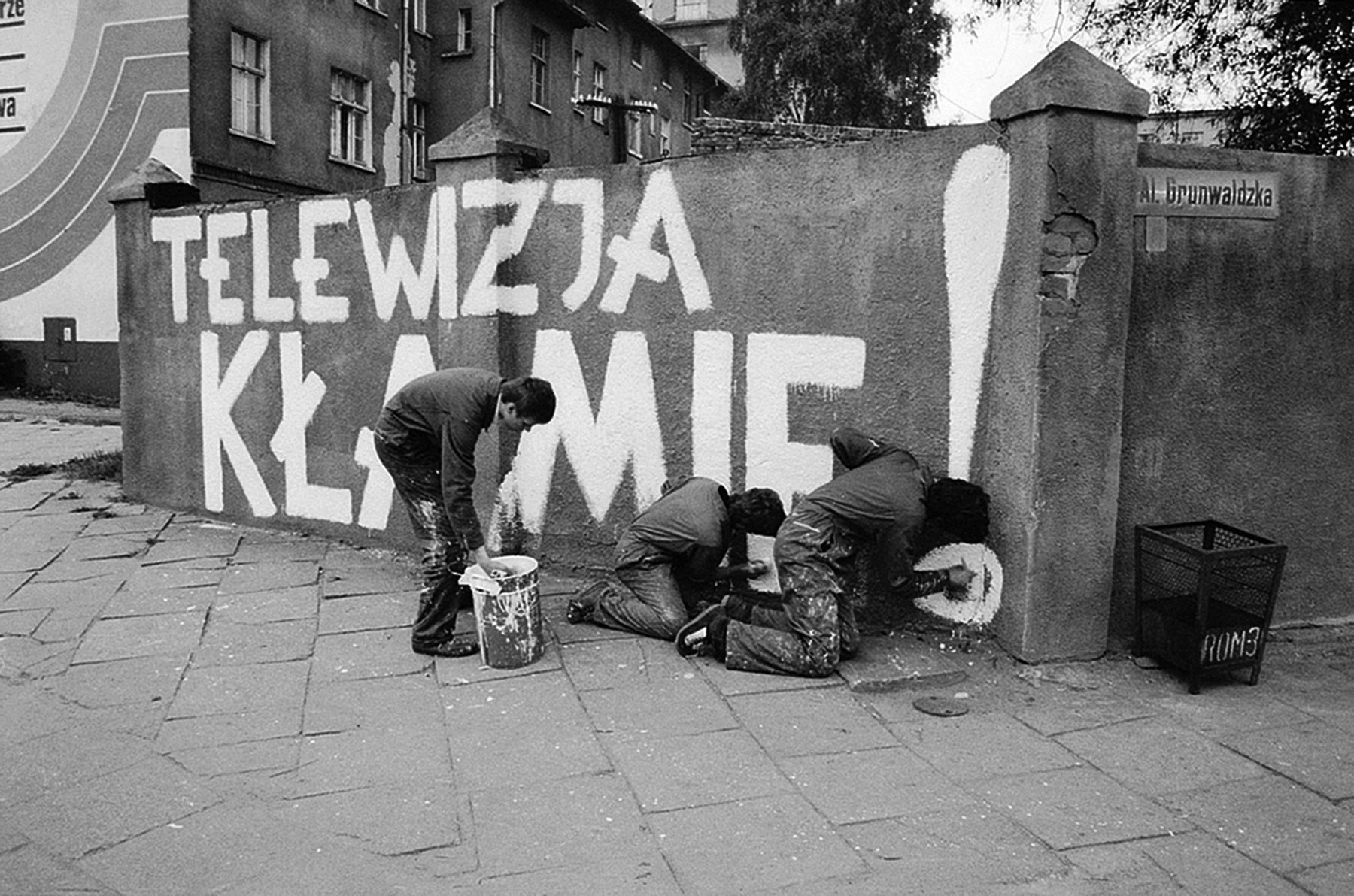 ” Telewizja klamie ” hasla na murach Gdanska