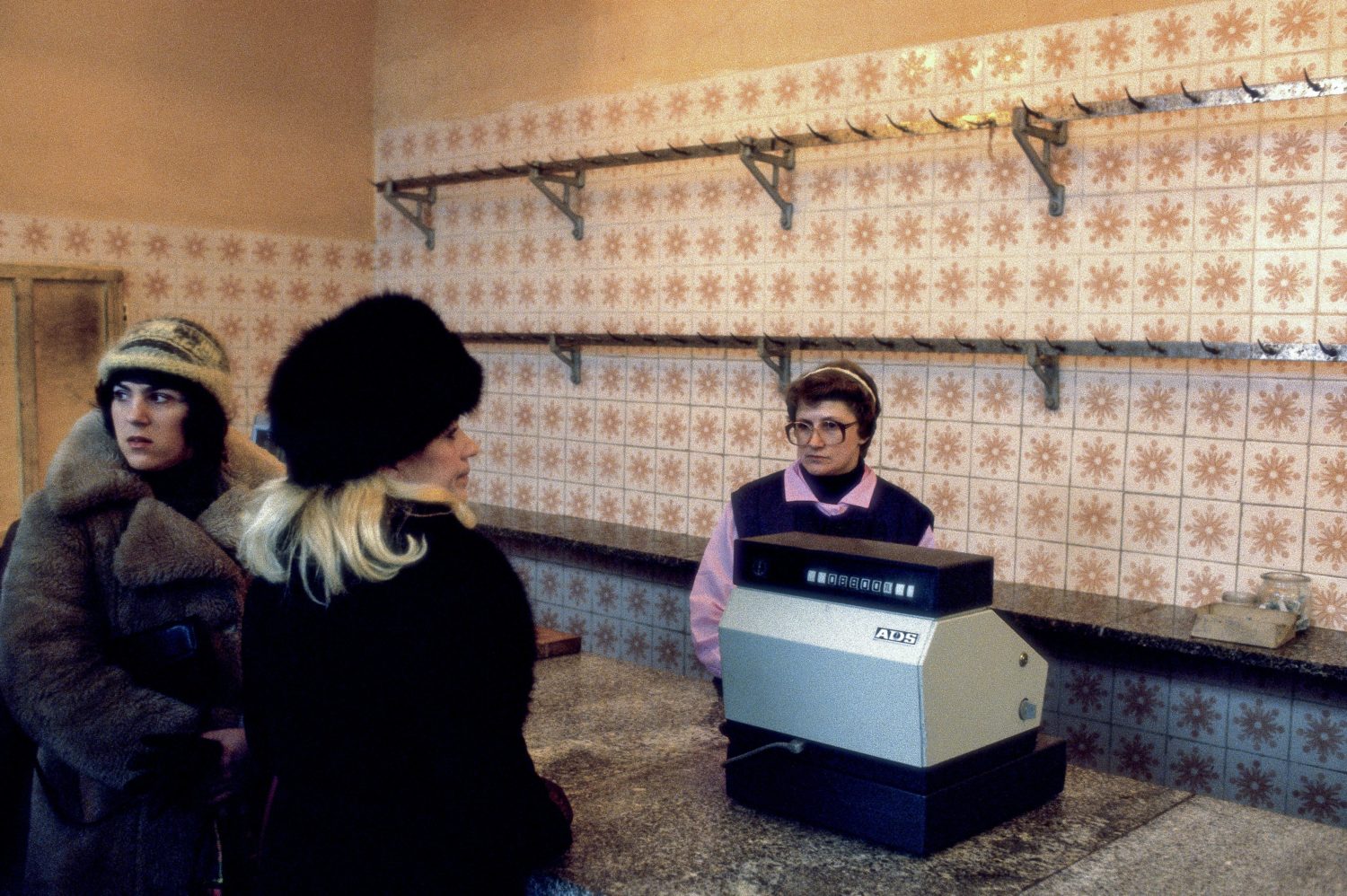 Warszawa, sklep miesny 1982 Warsaw, meat shop 1982